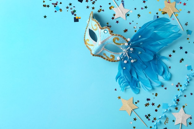 Bella maschera di carnevale con decorazioni su sfondo azzurro piatto Disposizione dello spazio per il testo