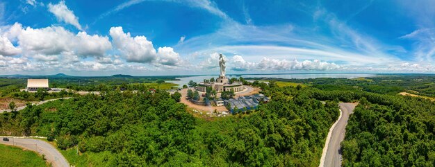 Bella mattina a Nui Cui Mountain Vista superiore di Nostra Signora di Lourdes Vergine Maria statua religiosa cattolica su una montagna Nui Cui Concept di viaggio e religione