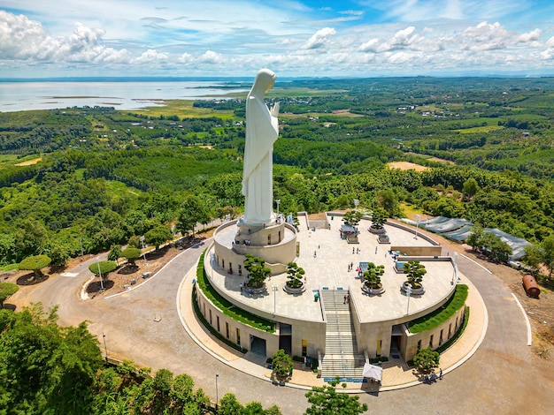 Bella mattina a Nui Cui Mountain Vista superiore di Nostra Signora di Lourdes Vergine Maria statua religiosa cattolica su una montagna Nui Cui Concept di viaggio e religione