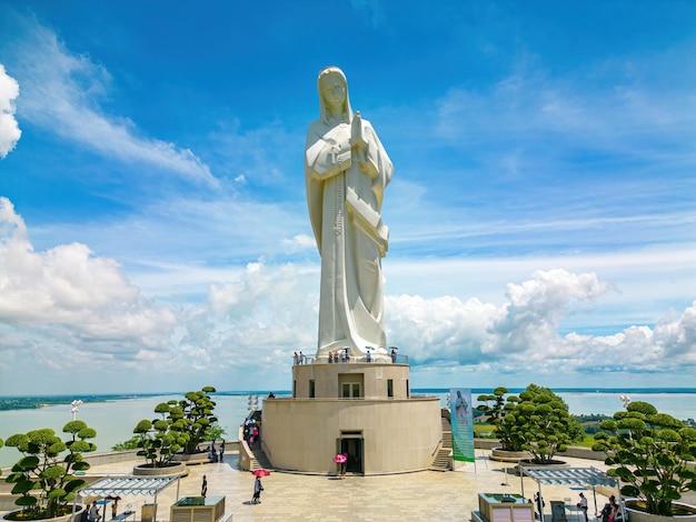 Bella mattina a Nui Cui Mountain Vista superiore di Nostra Signora di Lourdes Vergine Maria statua religiosa cattolica su una montagna Nui Cui Concept di viaggio e religione