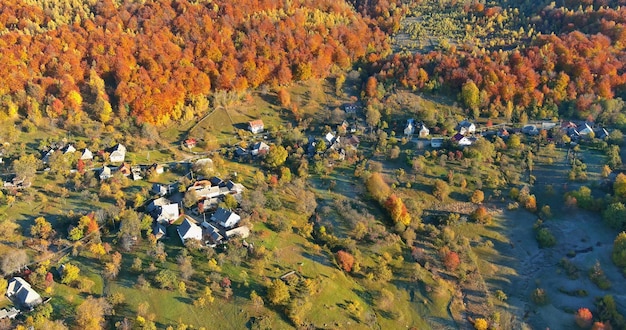 Bella mattina attraverso la nebbia foresta montagna autunno valle villaggio paesaggio carpazi ucraina e