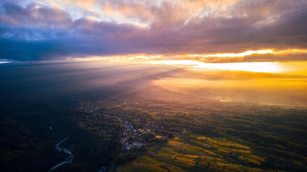 Bella mattina vista indonesia Panorama Abbellisca le risaie con colore di bellezza e luce naturale del cielo