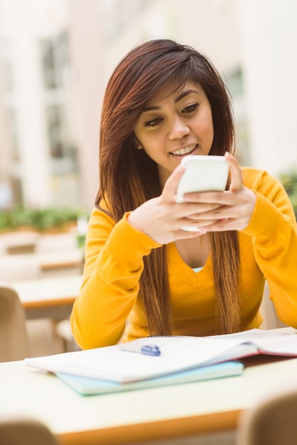 Bella messaggistica di testo studentessa