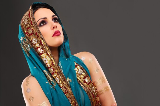 bella misteriosa donna orientale