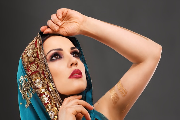 bella misteriosa donna orientale