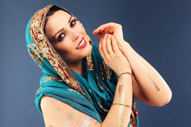 bella misteriosa donna orientale