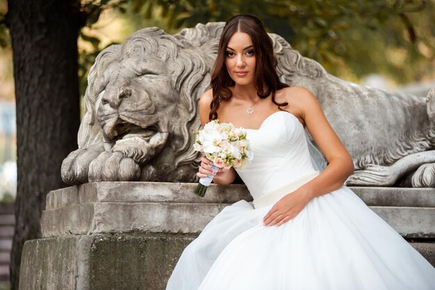 Bella moda giovane sposa e sposo giorno del matrimonio