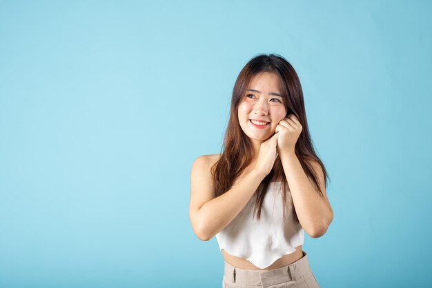 Bella modella sorridente con trucco naturale e viso sano