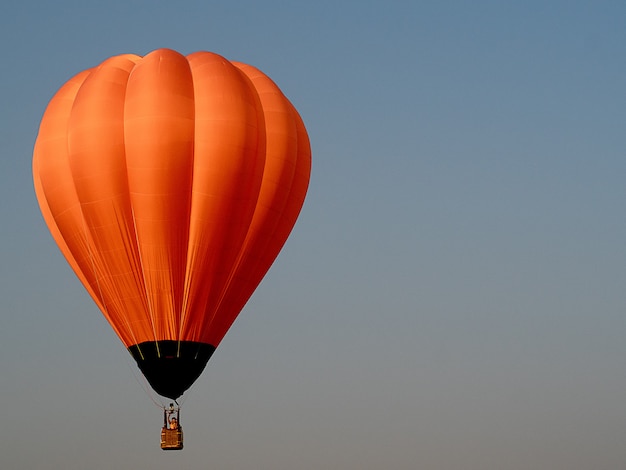 Bella mongolfiera arancione sul cielo