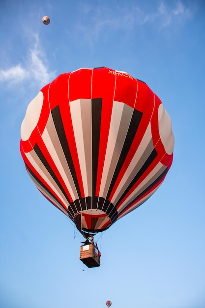 Bella mongolfiera nel cielo