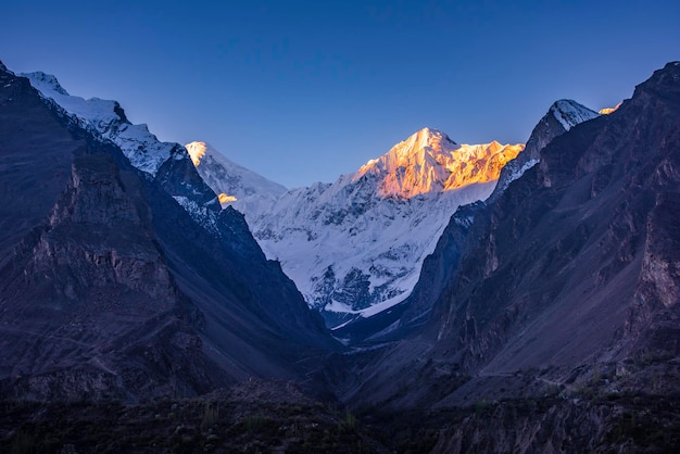 Bella montagna di neve con cielo blu dal pakistan