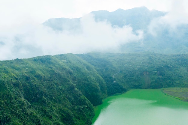 Bella montagna Galunggung con lago al mattino