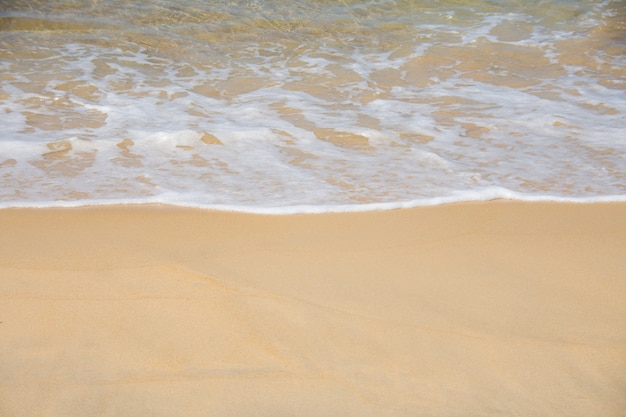 Bella morbida onda sulla sabbia al mare giornata di sole.