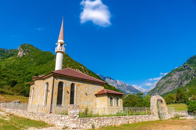 Bella moschea a Dragobi nel Parco Nazionale Theth della Valle Valbona Alpi Albanesi Albania