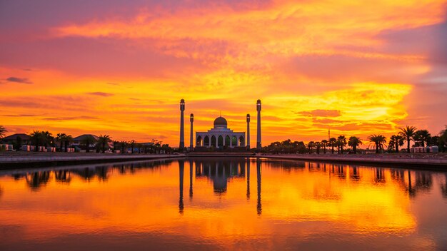 Bella moschea al tramonto.