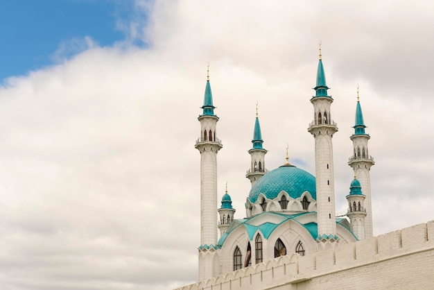 Bella moschea bianca con tetto blu contro il cielo con nuvole