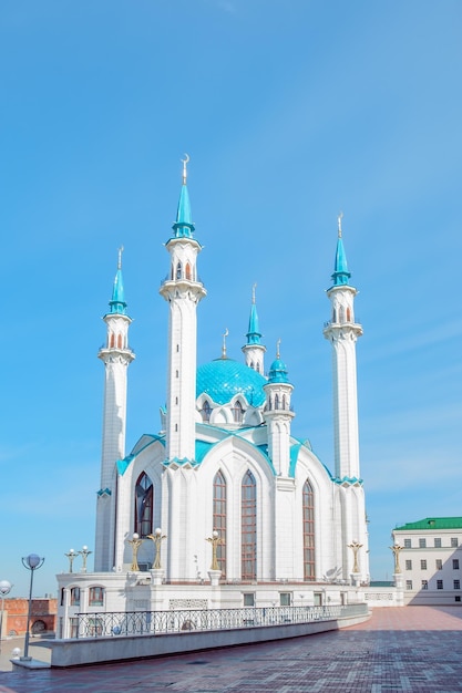 Bella moschea bianca con un tetto blu contro il cielo blu in una soleggiata giornata estiva