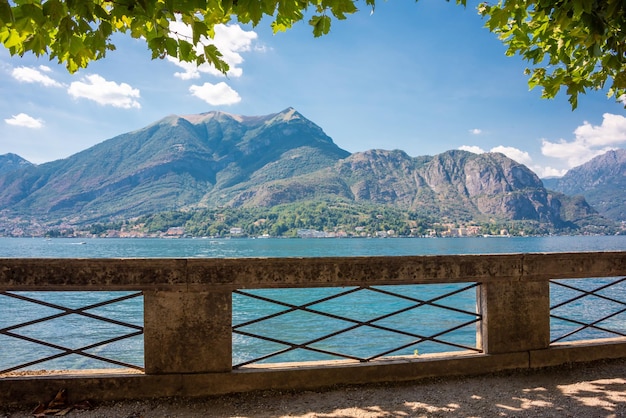 Bella natura del lago di Como Italia in estate famosa destinazione turistica