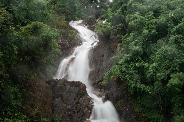 Bella natura paesaggio krating cascata nella stagione delle piogge e rinfrescante foresta verde nel parco nazionale di khoa khitchakut provincia di chanthaburi thailand vista aerea