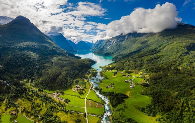 Bella natura Paesaggio naturale della Norvegia. Lovatnet lago Valle di Lodal.