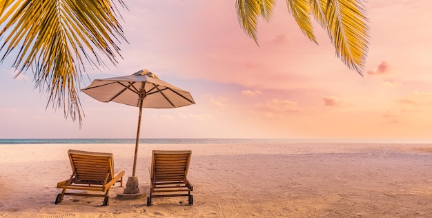 Bella natura panoramica. Tramonto tropicale della spiaggia come paesaggio dell'isola di estate con l'ombrello delle sedie