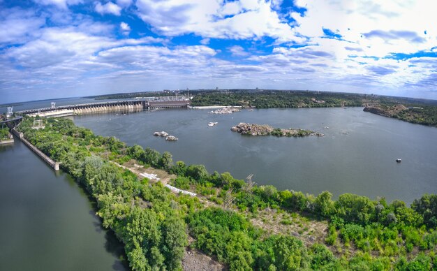 Bella natura vicino al fiume