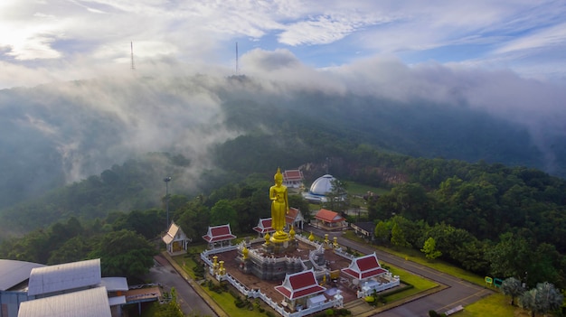 Bella nebbia di vista aerea e statua di Buddha nell&#39;alba
