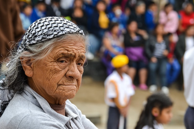 Bella nonna con i capelli grigi e una sciarpa a scacchi in testa