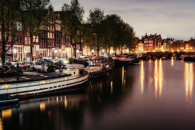 Bella notte ad Amsterdam. illuminazione