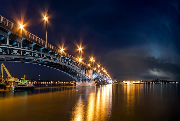 Bella notte al tramonto sul Reno / Reno e il vecchio ponte a Magonza vicino a Francoforte sul Meno, Germania.