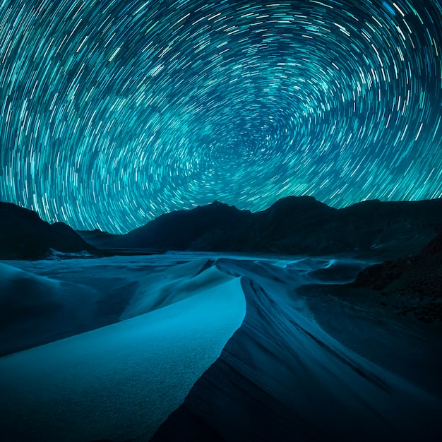 Bella notte blu deserto e duna sullo sfondo del sentiero delle stelle