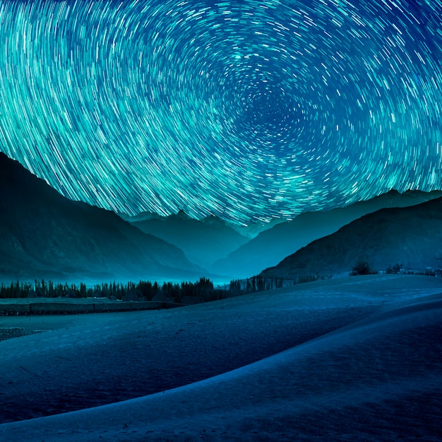 Bella notte blu deserto e duna sullo sfondo del sentiero delle stelle