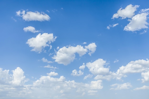 Bella nuvola bianca sul tempo di fondo di concetto della natura del cielo blu chiaro e luce del giorno all'aperto di stagione