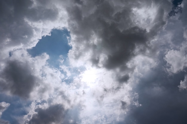 Bella nuvola di cumulo nel cielo luminoso Sfondo il concetto di cielo e nube connesso idea