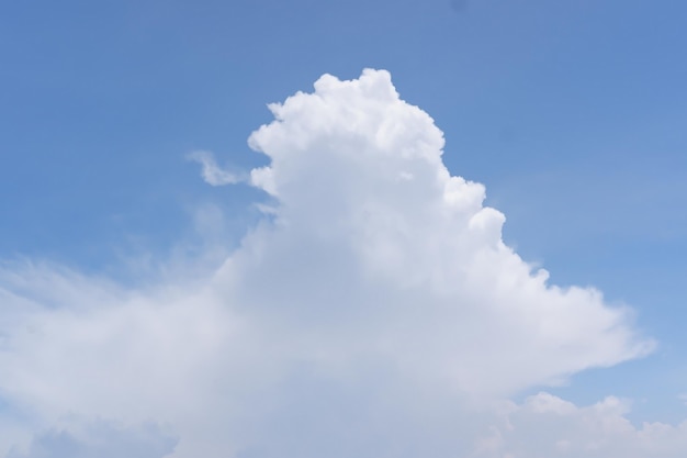 bella nuvola sul cielo blu come sfondo