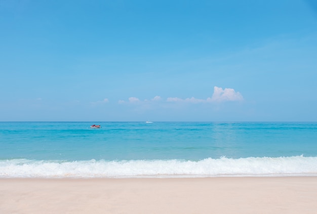 Bella onda blu dell&#39;oceano e jet ski sulla spiaggia tropicale.