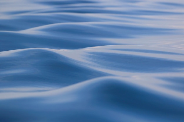 Bella onda blu nel mare, sullo sfondo della natura.