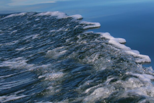 Bella onda blu nel mare, sullo sfondo della natura.