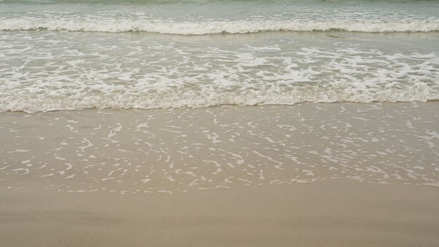 bella onda dell&#39;oceano sulla spiaggia sabbiosa.