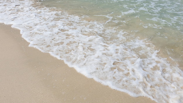 Bella onda sulla spiaggia in estate