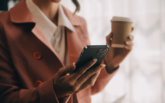 Bella operatrice di call center che lavora al computer in ufficio