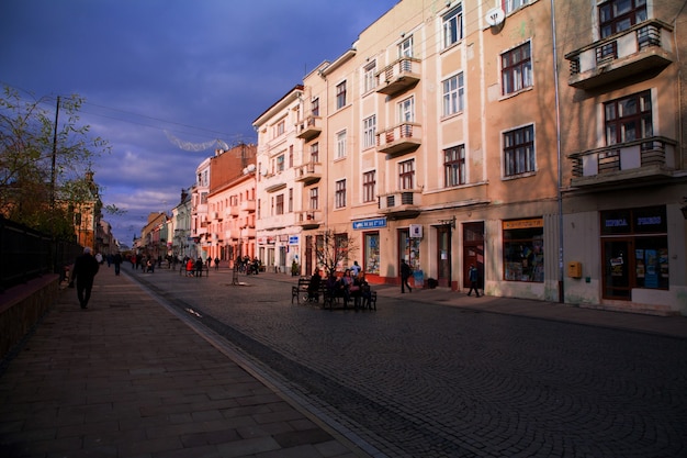 bella ostreet nella città vecchia chernivtsi in Ucraina