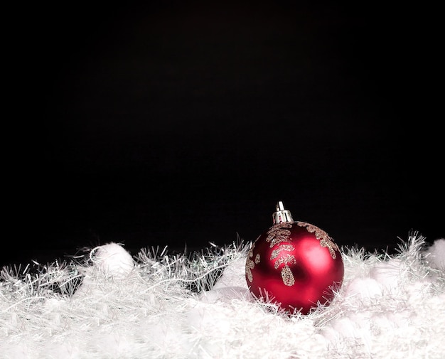 Bella palla di Natale rossa su sfondo nero