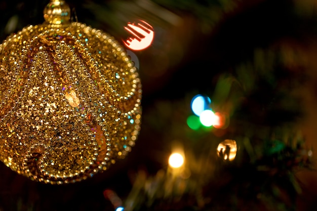 Bella palla di Natale su un albero di Natale