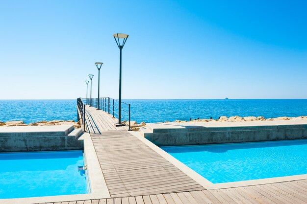 Bella passeggiata sul mare a Limassol, Cipro. Paesaggio estivo