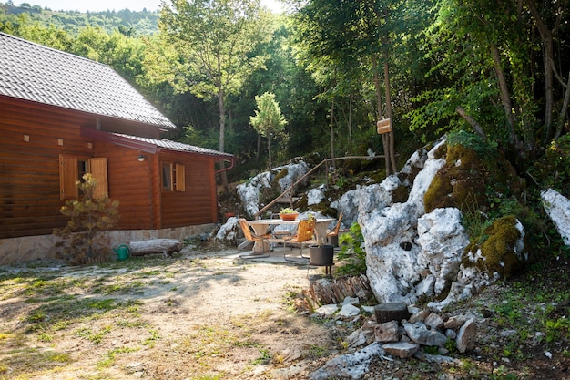 Bella piccola casa di legno nella foresta in alta montagna