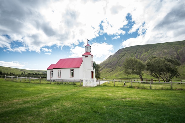 Bella piccola chiesa rossa in Islanda