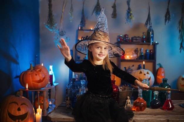 Bella piccola strega con decorazioni di Halloween