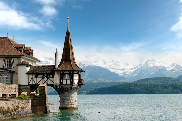Bella piccola torre del castello di Oberhofen nel lago Thun in Svizzera