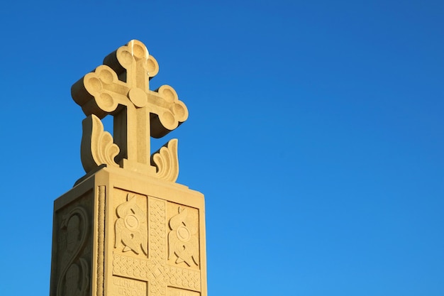 Bella pietra scolpita pilastro a croce sul vivido cielo blu, Cattedrale della Santissima Trinità di Tbilisi, Georgia